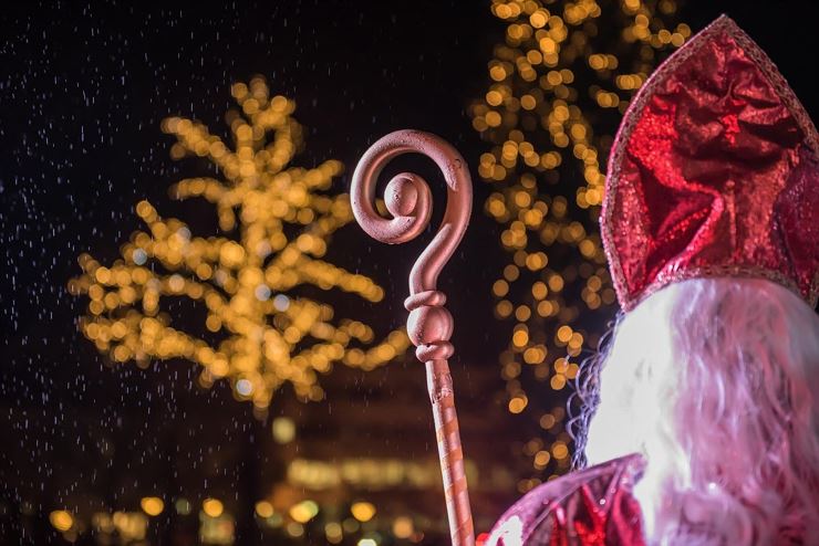 Nikolaus und Teufelshow im Dorf