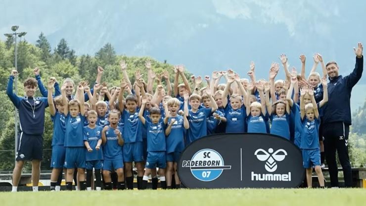 Gruppenbild_Fussballschule_Österreich.jpg
