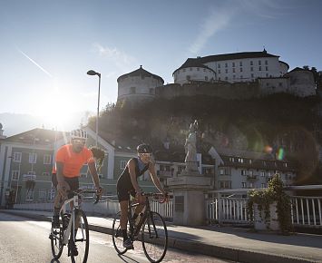 Bici da corsa con Fortezza (c)Tirol Werbung_Soulas Oliver